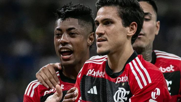 Foto: Fernando Moreno/AGIF - Pedro e Bruno Henrique em partida do Flamengo no Campeonato Brasileiro