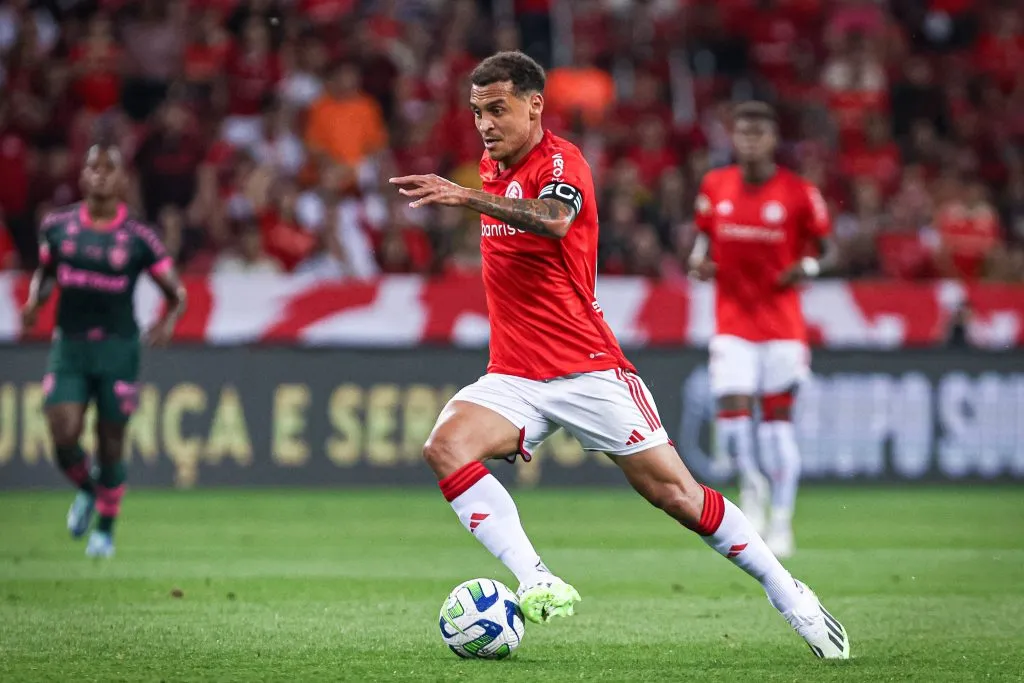 Alan Patrick em ação pelo Inter. O meia foi especulado no Timão –  Foto: Maxi Franzoi/AGIF