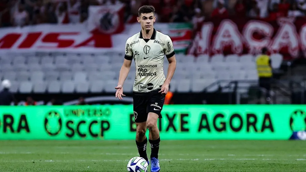 Gabriel Moscardo, jogador do Corinthians, durante partida contra o Internacional na Arena Corinthians pelo Campeonato Brasileiro - Foto: Fabio Giannelli/AGIF