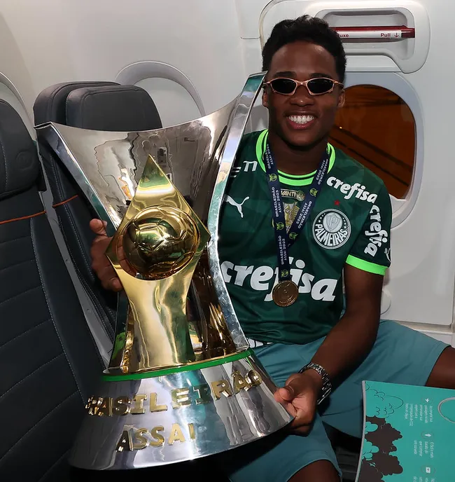 Endrick coma  taça do Brasileirão- Foto: Cesar Greco/Palmeiras/by Canon