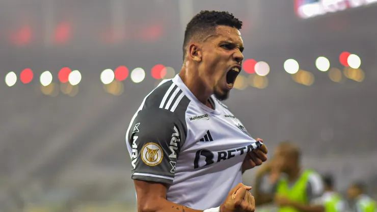 Paulinho, jogador do Atlético-MG, comemora seu gol durante partida contra o Flamengo no Maracanã pelo Campeonato Brasileiro - Foto: Thiago Ribeiro/AGIF