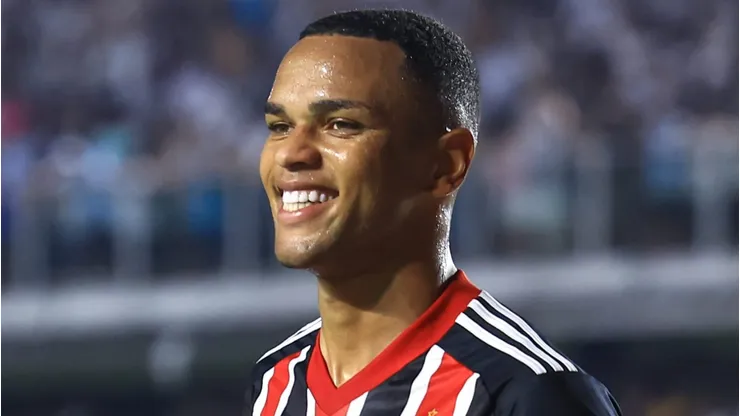 Juan jogador do Sao Paulo durante partida contra o Santos no estadio Vila Belmiro pelo campeonato Brasileiro A 2023. Foto: Marcello Zambrana/AGIF