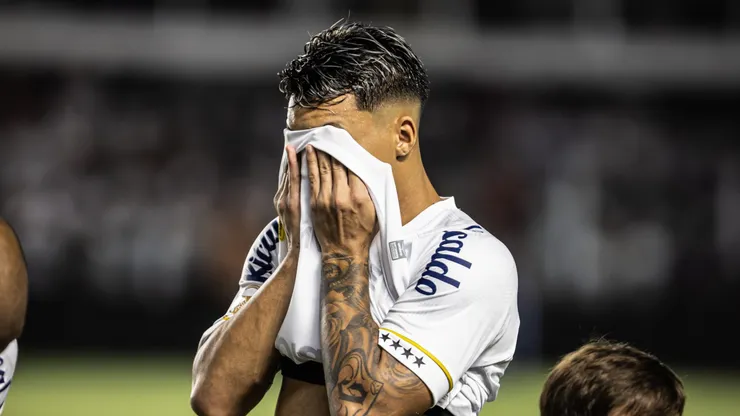 Marcos Leonardo, jogador do Santos, lamenta durante partida contra o Fortaleza no estádio Vila Belmiro pelo Campeonato Brasileiro - Foto: Abner Dourado/AGIF