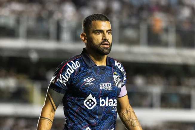 Rincon, jogador do Santos, durante partida contra o Cuiabá no estádio Vila Belmiro pelo campeonato Brasileiro A 2023. Foto: Abner Dourado/AGIF