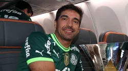 Abel com o troféu no avião. Foto: Cesar Greco/Palmeiras