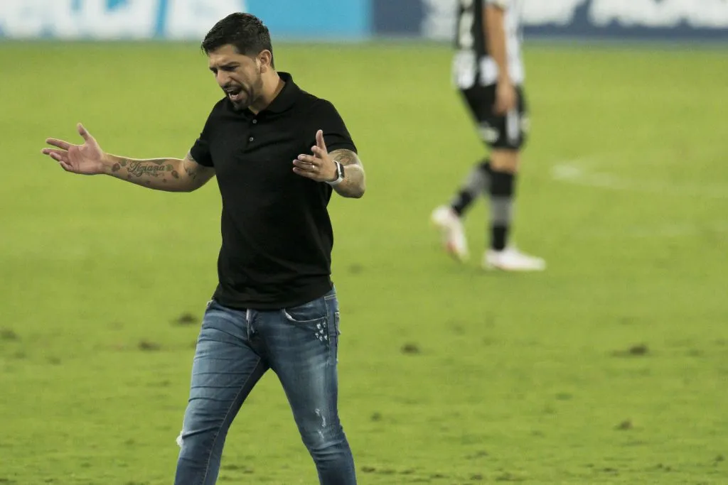 Emiliano Díaz, auxiliar do Vasco, ‘ataca’ Santos, Soteldo e Marcelo Fernandes – Foto: Jorge Rodrigues/AGIF