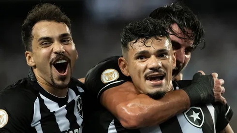 Jogador do Botafogo comemoram gol marcado - Foto: Jorge Rodrigues/AGIF