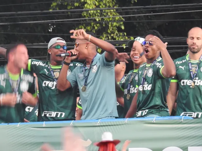 Vanderlan e outros jogadores do Palmeiras provocam atacante do Botafogo – Foto: Reprodução