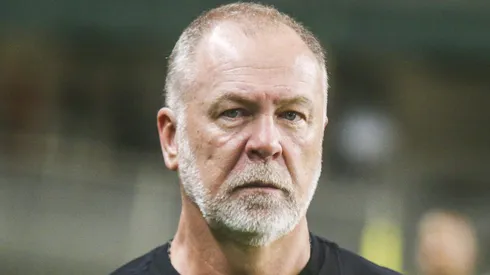 Foto: Gabriel Machado/AGIF - Mano Menezes comandando o Corinthians na vitória contra o Coritiba, pelo Campeonato Brasileiro