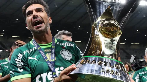 Abel com o troféu do Brasileirão. Finalmente o comandante abordou seu futuro – (Foto: Cesar Greco/Palmeiras/by Canon)