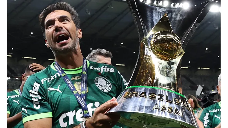 Abel com o troféu do Brasileirão. Finalmente o comandante abordou seu futuro - (Foto: Cesar Greco/Palmeiras/by Canon)