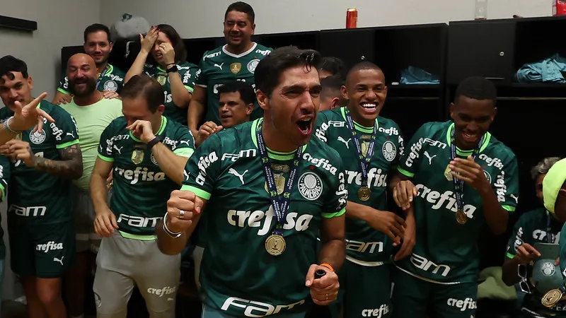 Abel comemora o título no vestiário do Mineirão, agora ele é o segundo técnico com mais conquistas no Alviverde, atrás apenas de Oswaldo Brandão por apenas um troféu – (Foto: Cesar Greco/Palmeiras/by Canon)