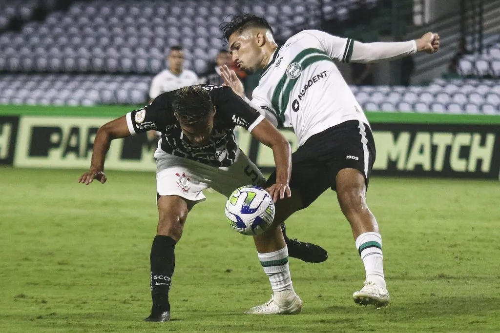 Andrey jogador do Coritiba disputa lance com Fausto Vera jogador do Corinthians durante partida no estadio Couto Pereira pelo campeonato Brasileiro A 2023. Foto: Gabriel Machado/AGIF