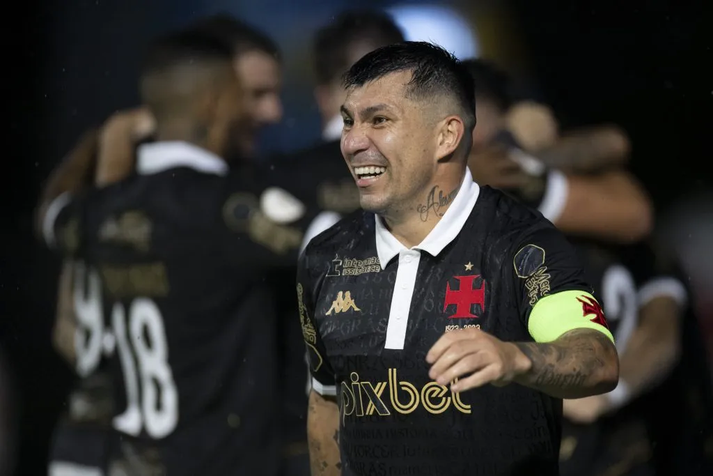 RJ – RIO DE JANEIRO – 28/11/2023 – BRASILEIRO A 2023, VASCO X CORINTHIANS – Medel jogador do Vasco comemora gol durante partida contra o Corinthians no estadio Sao Januario pelo campeonato Brasileiro A 2023. Foto: Jorge Rodrigues/AGIF