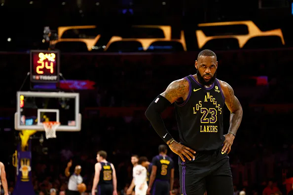 LeBron James brilhou na vitória sobre o Suns. Foto: Getty Images