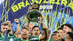 Foto: Gilson Lobo/AGIF - Jogadores do Palmeiras erguem a taça do Brasileirão 2023