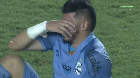 João Paulo chora após confirmação de rebaixamento do Santos para a Série B - Foto: Premiere