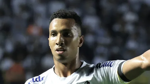 Opinião: Lucas Braga não pode permanecer no Santos em 2024. Foto: Marcello Zambrana/AGIF