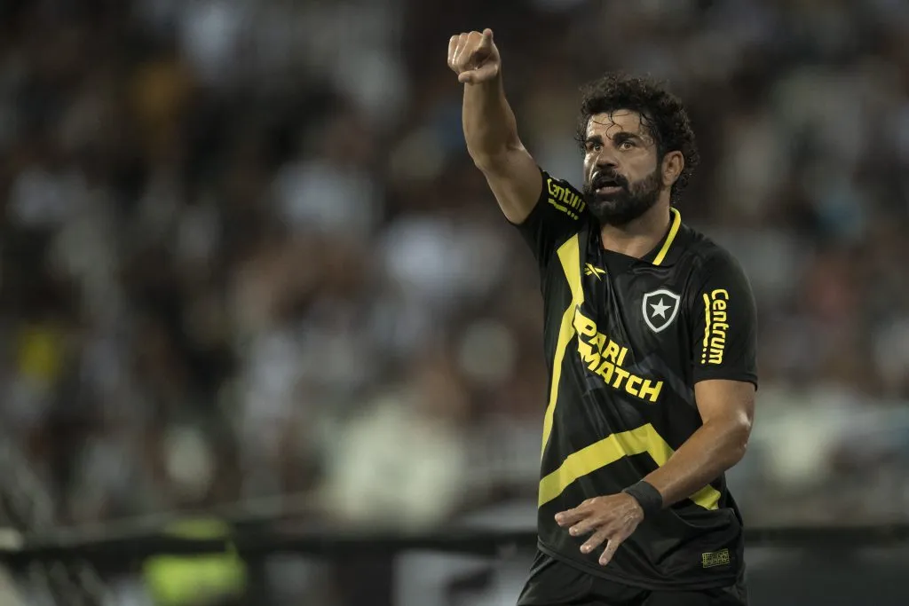 Diego Costa jogador do Botafogo durante partida contra o Cruzeiro no estadio Engenhao pelo campeonato Brasileiro A 2023. Foto: Jorge Rodrigues/AGIF