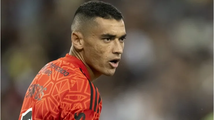 O goleiro Santos ganhou um status diferente, segundo portal que cobre o Mengão - Foto: Jorge Rodrigues/AGIF