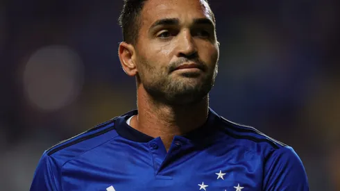 Gilberto, atacante do Cruzeiro, lamenta chance perdida durante partida contra o Nautico no estadio Independencia pelo campeonato Copa do Brasil 2023. Foto: Gilson Junio/AGIF