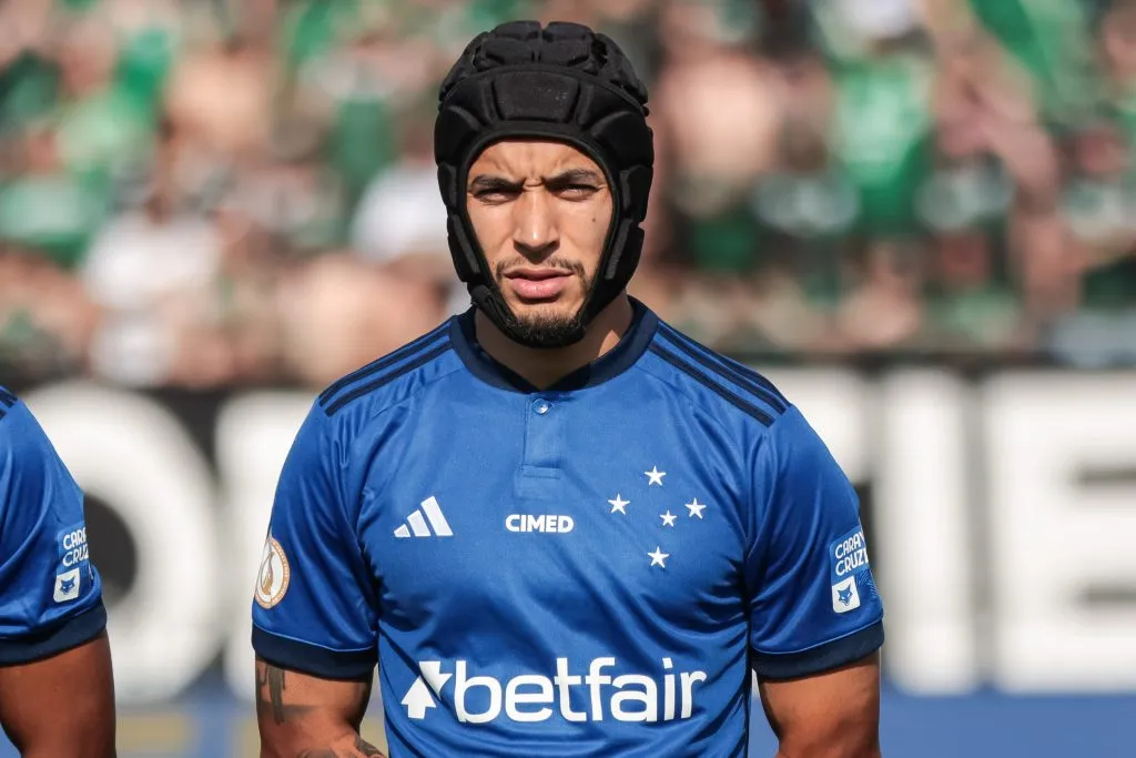 Lateral-dirieto William. Foto: Robson Mafra/AGIF