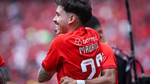 BA - PORTO ALEGRE - 22/10/2023 - BRASILEIRO A 2023, INTERNACIONAL X SANTOS - Wanderson jogador do Internacional comemora seu gol com Mauricio jogador da sua equipe durante partida contra o Santos no estadio Beira-Rio pelo campeonato Brasileiro A 2023. Foto: Maxi Franzoi/AGIF