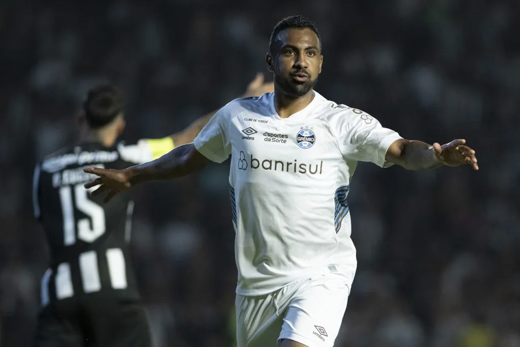 jogador do Gremio comemora seu gol durante partida contra o Botafogo no estadio Sao Januario pelo campeonato Brasileiro A 2023. Foto: Jorge Rodrigues/AGIF
