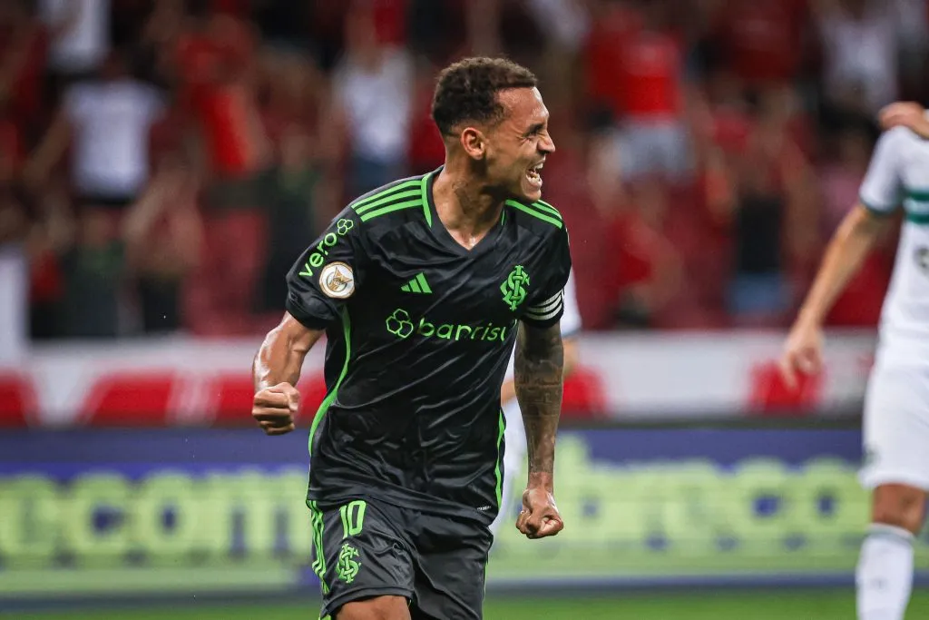 Alan Patrick, jogador do Internacional, comemora seu gol durante partida contra o Coritiba no estádio Beira-Rio pelo campeonato Brasileiro A 2023. Foto: Maxi Franzoi/AGIF