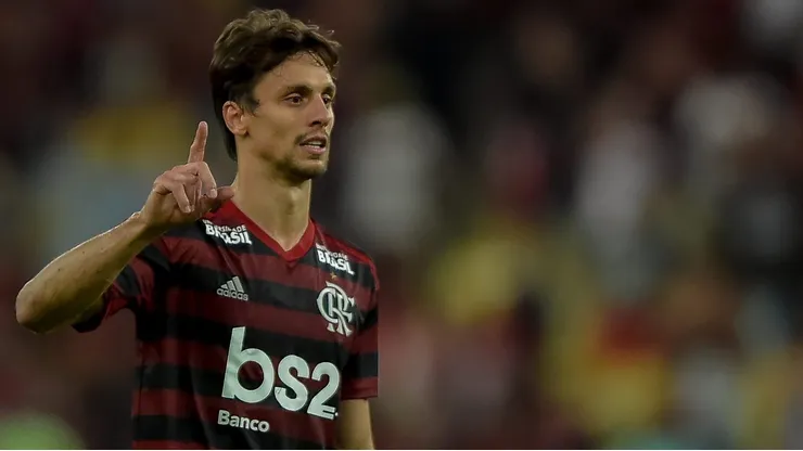 Zagueiro saiu do Flamengo e pode assinar contrato - Foto: Thiago Ribeiro/AGIF.