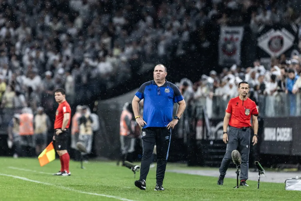 Marcelo Fernandes técnico do Santos durante partida pelo campeonato Brasileiro A 2023.  Foto: Abner Dourado/AGIF