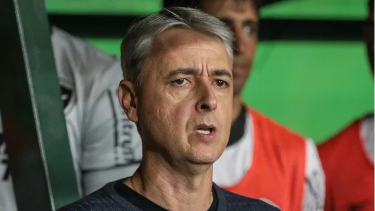 Tiago Nunes tecnico do Botafogo durante partida contra o Coritiba no estadio Couto Pereira pelo campeonato Brasileiro A 2023. Robson Mafra/AGIF