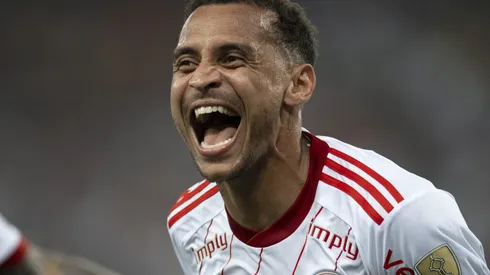 Alan Patrick jogador do Internacional comemora seu gol durante partida contra o Fluminense no estadio Maracana pelo campeonato Libertadores 2023. Foto: Jorge Rodrigues/AGIF