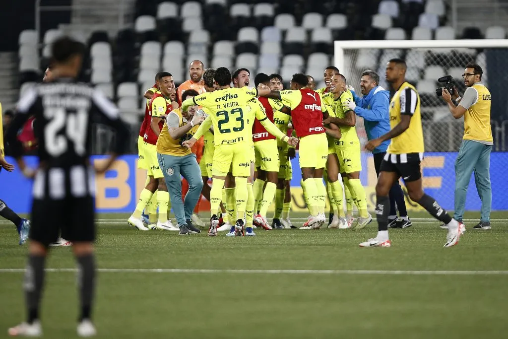 Jogadores do Palmeiras comemorando virada sobre o Botafogo no Estádio Nilton Santos. Foto: Wagner Meier/Getty Images.
