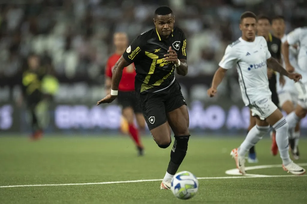 Junior Santos jogador do Botafogo durante partida contra o Cruzeiro no estadio Engenhao pelo campeonato Brasileiro A 2023. Foto: Jorge Rodrigues/AGIF