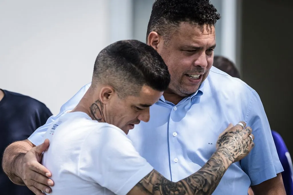 D’Alessandro abraça Ronaldo. O argentino foi responsável pela gestão do grupo Celeste – Foto: Gustavo Aleixo/Cruzeiro