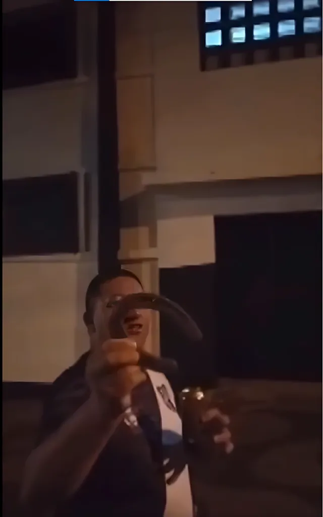 Torcedor da Ponte Preta com a ferradura da sorte. Foto: Reporução vídeo / Redes Sociais