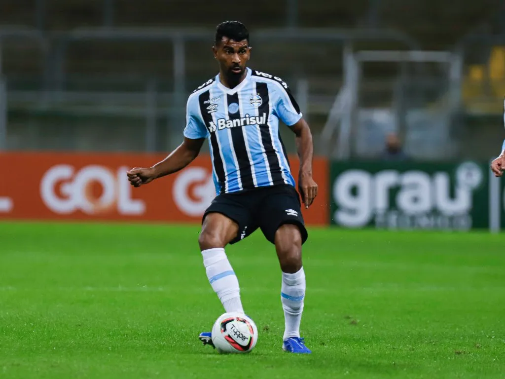 Thiago Santos em ação pelo Grêmio, no Brasileirão de 2022. O volante sempre foi muito criticado pela torcida Tricolor. Hoje ele está no Fluminense – Foto: Maxi Franzoi/AGIF