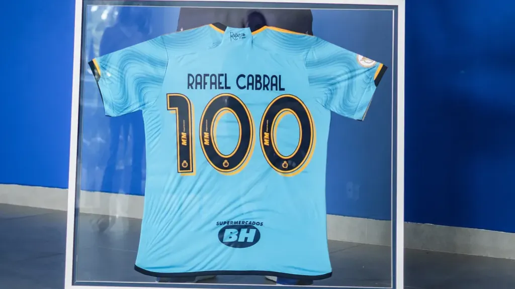 Foto: Gustavo Aleixo/Cruzeiro – Rafael Cabral é homenageado pelo Cruzeiro