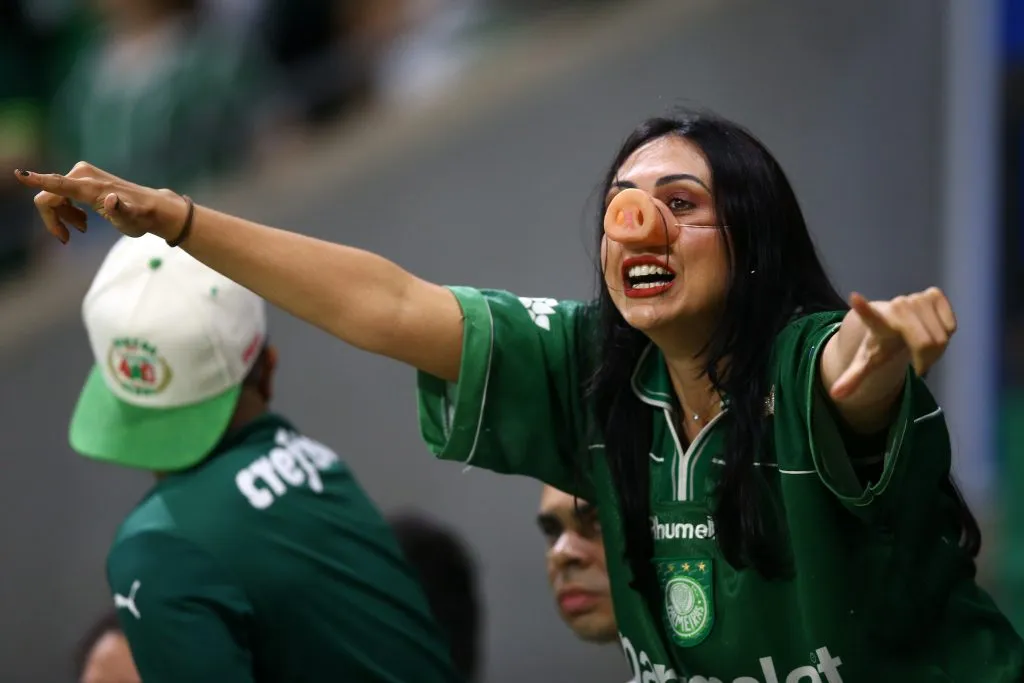 Torcedora palmeirense vibrando com o time no Allianz Parque. Foto: Alexandre Schneider/Getty Images.