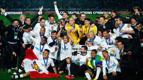 Elenco do Corinthians comemorando a conquista do Mundial de Clubes da FIFA após derrotar o Chelsea - Foto: Lintao Zhang/Getty Images