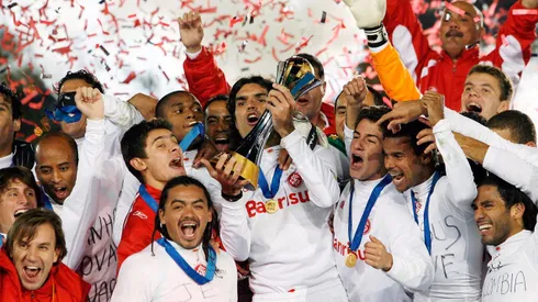 Elenco do Internacional levanta a taça de Campeão Mundial. Foto: Junko Kimura/Getty Images.