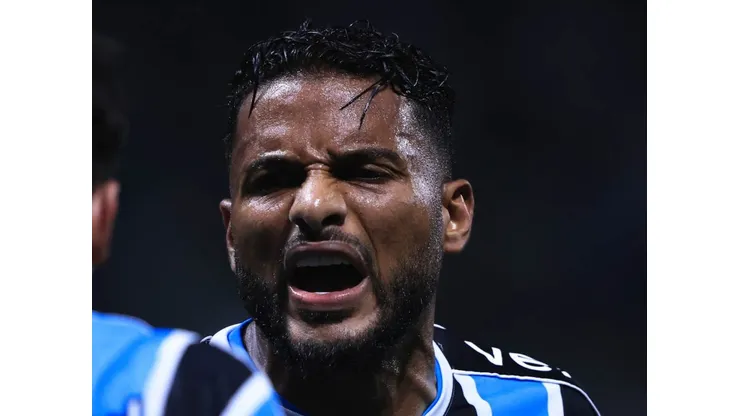 Reinaldo, jogador do Grêmio, durante partida contra o Palmeiras no estadio Arena Allianz Parque pelo campeonato BRASILEIRO A 2023. Foto: Ettore Chiereguini/AGIF