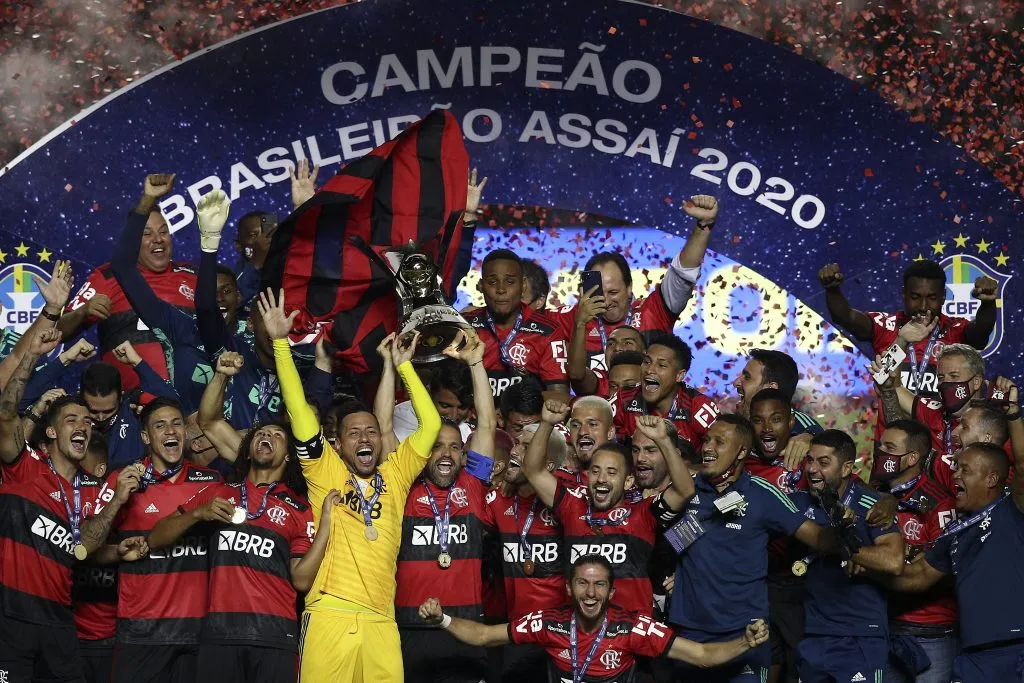 Flamengo levantando a taça de Campeão Brasileiro de 2020 no Morumbi. Foto: Buda Mendes/Getty Images.