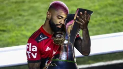 Gabigol com a taça de Campeão Brasileiro de 2020 no Morumbi. Foto: Buda Mendes/Getty Images.