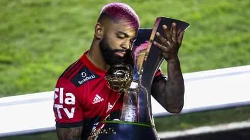 Gabigol com a taça de Campeão Brasileiro de 2020 no Morumbi. Foto: Buda Mendes/Getty Images.