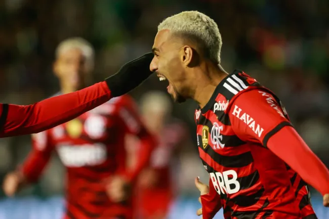 Matheuzinho, jogador do Flamengo, comemora gol na partida contra o Juventude, no estádio Alfredo Jaconi, pelo Campeonato Brasileiro 2022. Foto: Luiz Erbes/AGIF