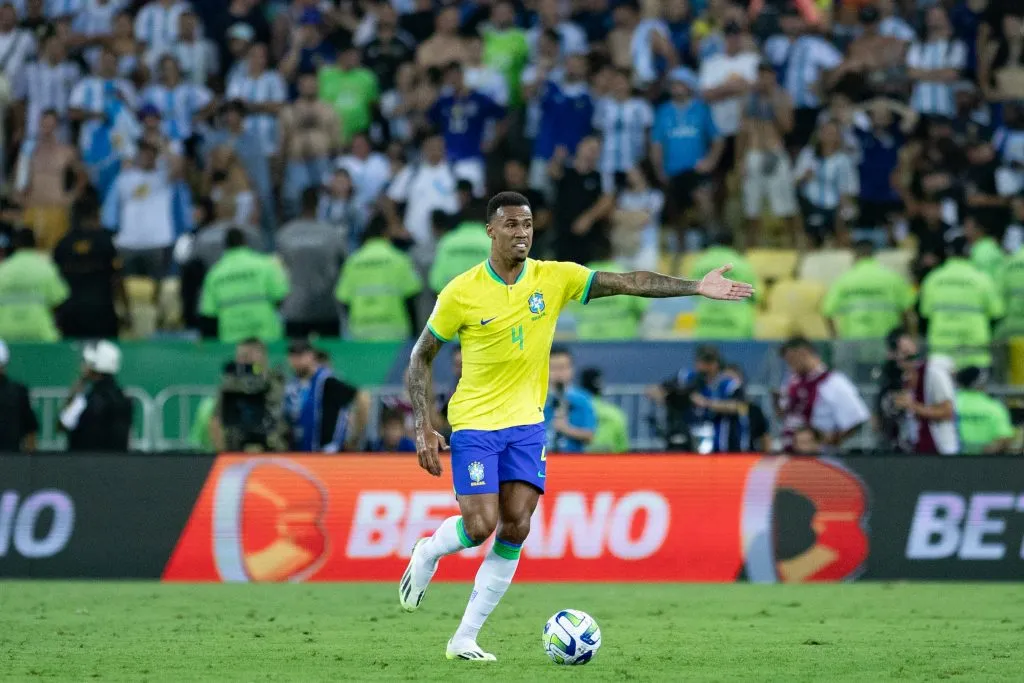 RJ – RIO DE JANEIRO – 21/11/2023 – ELIMINATORIAS COPA DO MUNDO 2026, BRASIL X ARGENTINA – Gabriel Magalhaes jogador do Brasil durante partida contra o Argentina no estadio Maracana pelo campeonato Eliminatorias Copa Do Mundo 2026. Foto: Fabio Moreira Pinto/AGIF