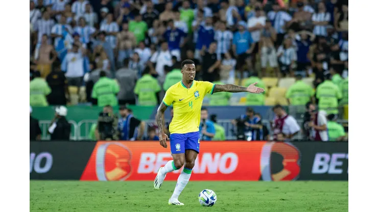 RJ - RIO DE JANEIRO - 21/11/2023 - ELIMINATORIAS COPA DO MUNDO 2026, BRASIL X ARGENTINA - Gabriel Magalhaes jogador do Brasil durante partida contra o Argentina no estadio Maracana pelo campeonato Eliminatorias Copa Do Mundo 2026. Foto: Fabio Moreira Pinto/AGIF