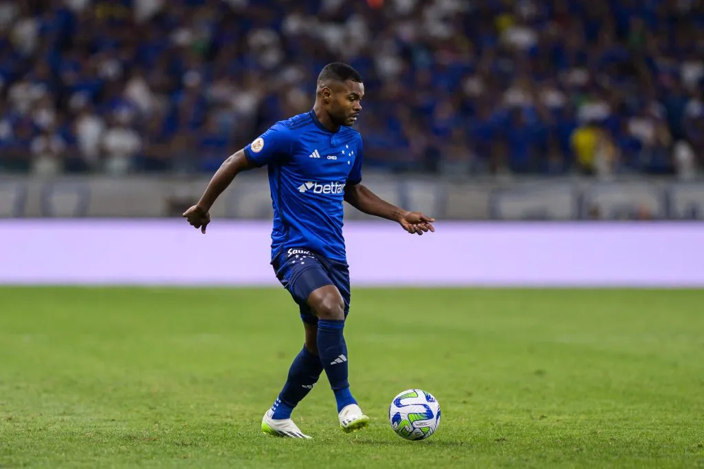 Nikão, jogador do Cruzeiro, durante partida – Foto: Alessandra Torres/AGIF